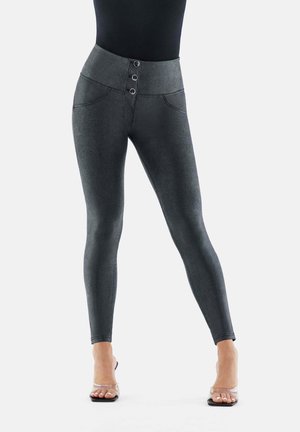 Leggings a vita alta in finta pelle grigia scura con finitura texture, dotati di tre bottoni decorativi e tasche laterali.