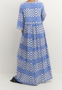 Maxiklänning med rund halsringning, 3/4-ärmar, i blått med vita blommiga och geometriska mönster, med en lager-på-lager kjol och lättviktig tyg.