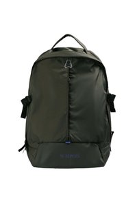 Mochila de color verde oscuro hecha de nailon con una textura suave. Cuenta con correas ajustables, un asa superior y un logotipo en la parte inferior en azul.