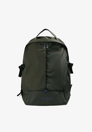 Sac à dos vert foncé en nylon avec une texture lisse. Équipé de bretelles réglables, d'une poignée supérieure et d'un logo en bas de couleur bleue.