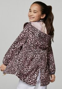 Lederjacke mit Leopardenprint in Pink- und Brauntönen, mit Kapuze, gerafftem Bund und Seitenschlitzen für Bewegungsfreiheit. Glattes, leichtes Material.