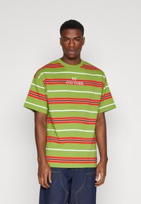 ZOO YORK - STRIPED UNISEX - Potiskana majica - green/red Miniaturna slika 1