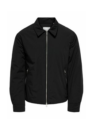 Schwarze Jacke mit Reißverschluss, spitzem Kragen, langen Ärmeln und seitlichen Reißverschlusstaschen, dargestellt vor weißem Hintergrund.