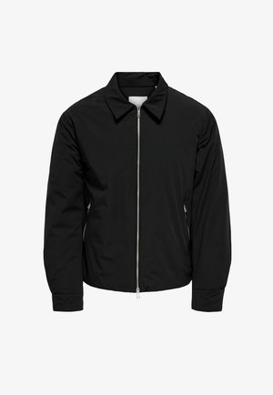 Schwarze Jacke mit Reißverschluss, spitzem Kragen, langen Ärmeln und seitlichen Reißverschlusstaschen, dargestellt vor weißem Hintergrund.