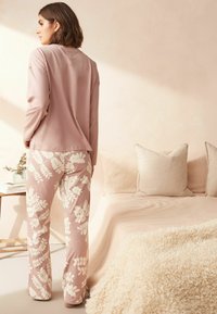Next FAIRISLE PATTERN LONG SLEEVE - Yöasusetti - pink leaf