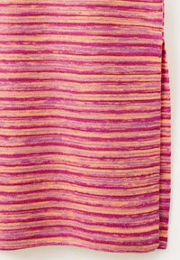 Tissu tricoté rayé avec des bandes horizontales dans des nuances de rose, violet et pêche, plié le long d'un bord sur un fond uni.