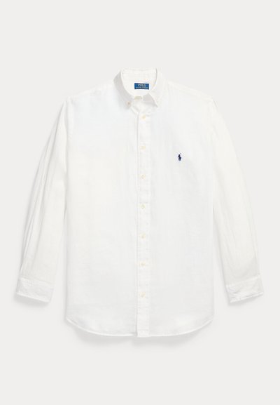 Biała koszula z długim rękawem, zapinana na guziki, z kołnierzykiem, z małym granatowym logo Polo Ralph Lauren wyszytym na lewej piersi.