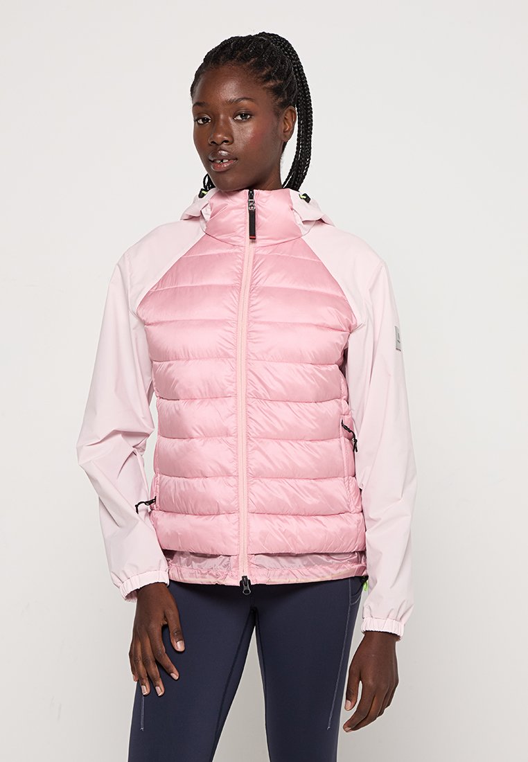 Rosa isolierte Jacke mit einer glatten, glänzenden Textur. Verfügt über einen Reißverschluss vorne, eine Kapuze und kontrastierendes helles Material an den Ärmeln und Schultern.