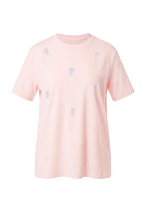 Hellrosa Kurzarm-T-Shirt mit kleinen blauen gestickten Aufnähern, die über die Vorderseite verteilt sind, vor weißem Hintergrund präsentiert.