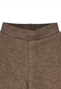 Brauner Filzstoff mit einem gerippten elastischen Bund, der eine strukturierte Oberfläche und einen geraden Schnitt aufweist, von oben betrachtet.