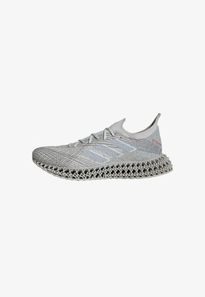 Chaussure de sport grise avec une tige en tricot texturé, un design léger et une semelle au motif de treillis distinctif. Accent rouge sur le talon.