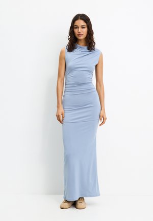 Robe maxi ajustée bleu, avec un col haut et des manches courtes. Fabriquée en tissu lisse avec des détails froncés le long du torse.