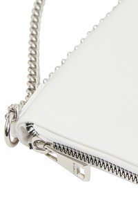Clutch bianco in pelle con tracolla in catena argentata, chiusura con zip e cuciture dettagliate lungo il bordo. Texture liscia e design minimalista.
