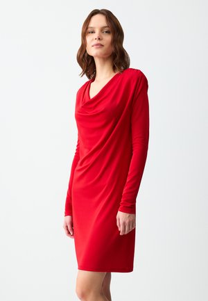 Vestito rosso a maniche lunghe con scollatura drappeggiata e forma aderente, realizzato in tessuto morbido. Design minimalista, colore uniforme, lunghezza sopra il ginocchio.