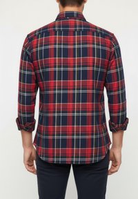 Camisa de cuadros roja y marino con mangas largas, cuello abotonado y puños enrollados, con tejido de algodón y dobladillo curvado.