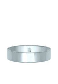 Sølvring med en glat, poleret overflade. Har et fladt bånddesign, gravert med "585" indeni som et mærke for guldkvalitet.