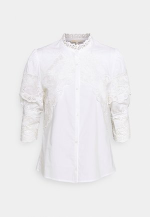 Hvid skjorte med knapper og blonde detaljer på høj krave, skuldre og 3/4-pustede ærmer.