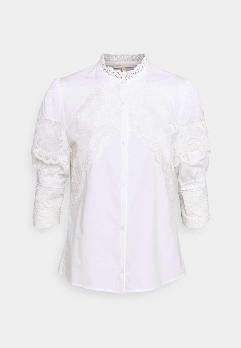 Blouse blanche boutonnée avec détails en dentelle sur le col montant, les épaules et les manches bouffantes aux trois quarts.