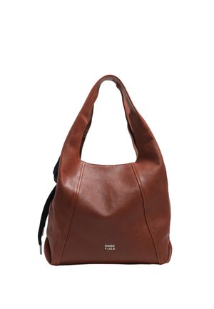 Bolso de hombro de cuero marrón con estructura suave y logo "BIMBA Y LOLA" en blanco centrado cerca de la parte inferior.