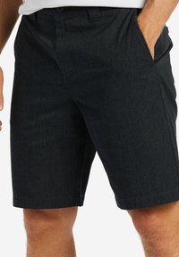 Pantaloni corti grigi scuri in tessuto denim, presentano un davanti piatto, tasche laterali e un taglio dritto con orlo pulito.