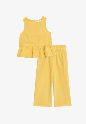 Gul tvådelad outfit bestående av en ärmlös topp med utsvängd nederkant och vida byxor. Mjuk textur, enkel design, inga mönster eller detaljer.