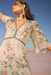 Love & Roses PETITE FIT -PRINTED V-NECK  MIDI  - Rochie de zi - ivory