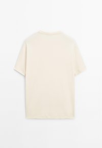 Roomkleurig katoenen T-shirt met korte mouwen en een klassieke ronde hals, met een effen achterkant zonder patronen of extra details.