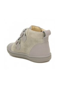 Scarpe high-top in suede grigio con suola in gomma abbinata, dotate di due cinture in Velcro e dettagli in morbida pelle sintetica.