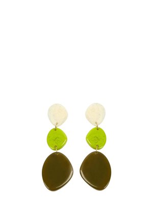 Pendientes de gota con tres formas irregulares enlazadas, de color beige, verde brillante y marrón oliva oscuro.
