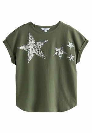 T-shirt verde oliva con maniche corte arrotolate, caratterizzata da quattro stelle di paillettes argentate di diverse dimensioni sul davanti, in cotone, vestibilità rilassata.