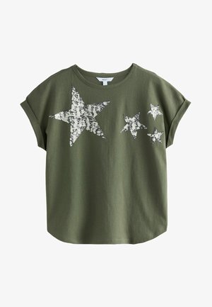 Olivno zelena majica s kratkimi zvitimi rokavi, ki na sprednji strani vsebuje štiri srebrne bleščice v obliki zvezd različnih velikosti, izdelana iz bombaža, sproščenega kroja.