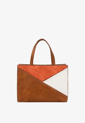 Bolso de mano de cuero marrón y naranja con diseño geométrico; cuenta con un detalle triangular blanco y asas superiores; acabado texturizado.