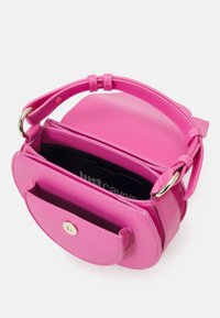 Compatta borsa a mano in pelle rosa con forma arrotondata, ferrature argentate e chiusura a calamita. Interno con fodera nera e tasche.