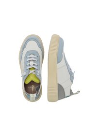 Sneakers caratterizzati da una combinazione di suede e tessuto blu, bianco e grigio. Suola spessa crema, lacci bianchi e un tocco di verde all'interno.