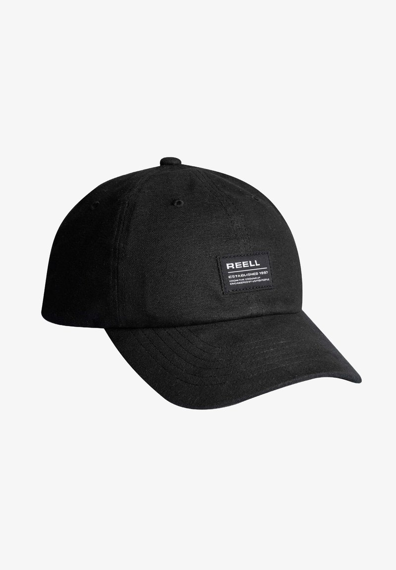 Schwarze Baseballmütze mit gebogenem Schirm, Stofftextur und einem rechteckigen "REELL"-Label auf der Vorderseite. Mit gestickten Akzenten und Ösen.