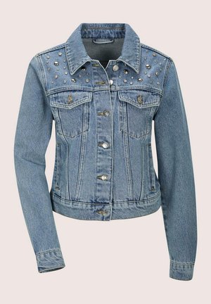Blauwe spijkerjas met studs op de schouders, klassieke kraag, twee voorzakken en knoopsluiting aan de voorkant.
