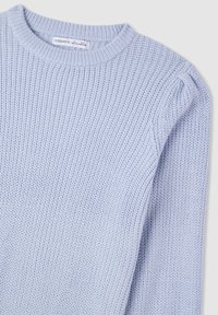 Jasnoniebieski sweter w splot warkoczowy z okrągłym dekoltem, z ribbowym wykończeniem, ukazujący detale górnej części przodu i ramion.