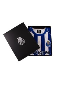 Blauwe en witte gestreepte voetbalshirt in een zwarte doos. Het shirt heeft een logo en tekst, met een ronde hals en een zachte stoftextuur.