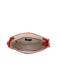 Borsa in pelle rossa con chiusura con zip; l'interno presenta una foderatura in tessuto beige e un'etichetta del marchio. Accenti hardware minimi.