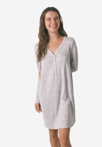 Lys grå langærmet natskjorte med en subtil leopardprint, V-udskæring og knapdetalje. Blødt stof med afslappet pasform.