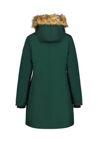 Parka verde di media lunghezza con cappuccio staccabile e rifinitura in pelliccia sintetica beige. Include maniche lunghe e dettagli neri sui polsini. Texture liscia.