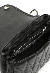 Borsa a tracolla in pelle nera con motivo trapuntato, dotata di hardware argentato, un compartimento principale e una tasca con cerniera interna.
