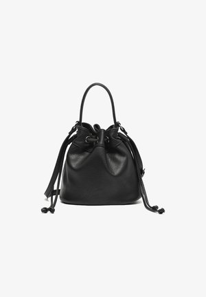 Sac seau en cuir noir avec fermeture à cordon, poignée supérieure unique et longue bandoulière, se tenant debout sur un fond blanc.