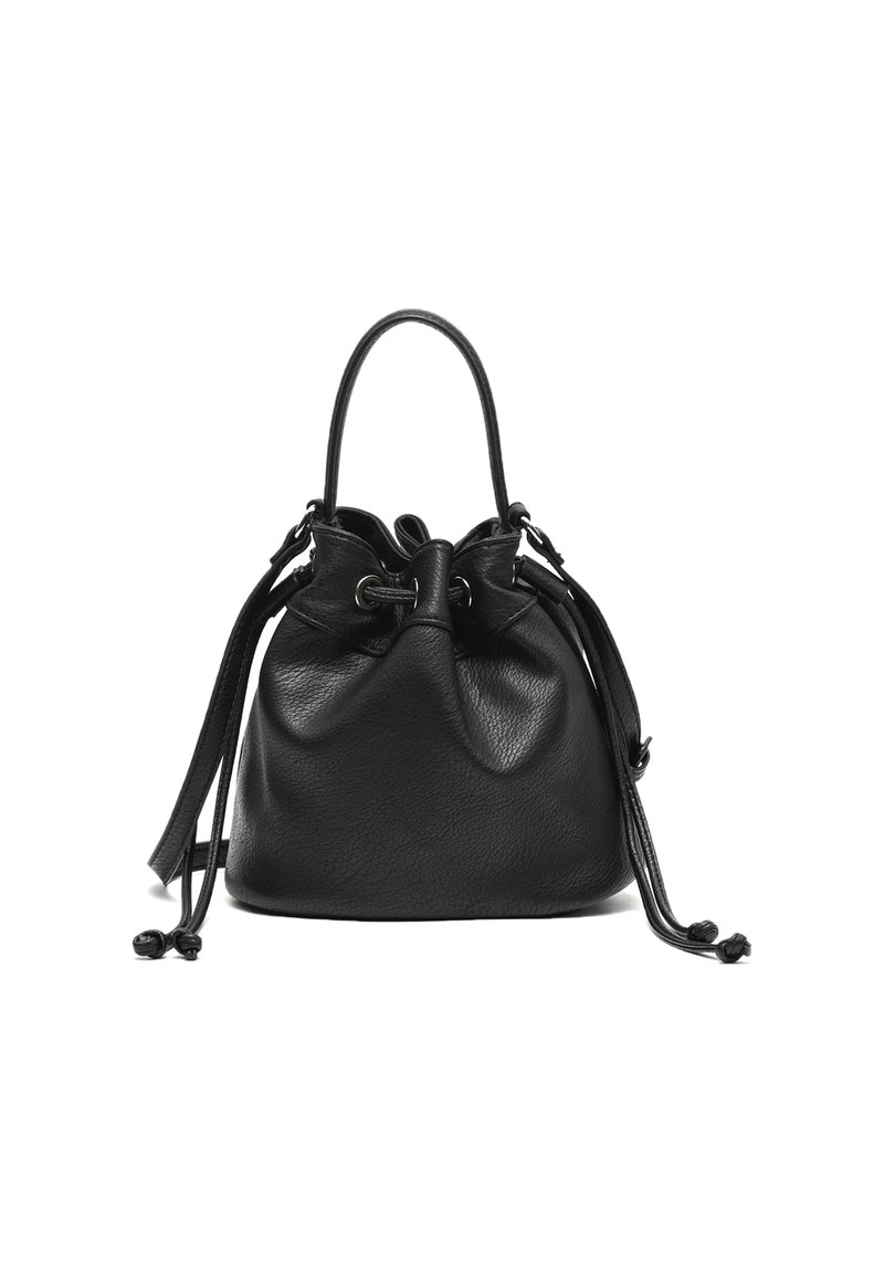 Schwarze Leder-Eimer-Tasche mit Kordelzugverschluss, einem einzelnen oberen Griff und einem langen Schulterriemen, der auf einem weißen Hintergrund aufrecht steht.