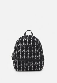 Czarnobiały plecak z tweedu o zaokrąglonym kształcie, z przednią kieszenią na zamek i metalowym logo. Charakteryzuje się teksturowaną tkaniną oraz regulowanymi paskami.
