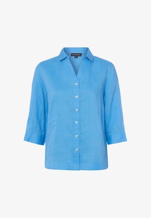 Jasnoniebieska, koszula z długim rękawem, zapinana na guziki, z kołnierzykiem i sześcioma białymi guzikami z przodu, wykonana z lnu.