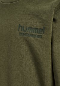 Olivgrön sweatshirt i mjuk bomull med en texturerad logotryck "hummel SPORTSWEAR" på framsidan i mörkare grönt.