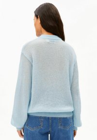 Hellblauer, gestrickter Pullover mit entspanntem Sitz, langen Ärmeln und gerippten Bündchen. Hergestellt aus weichem, flauschigem Material, mit rundem Ausschnitt.