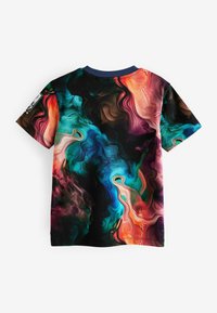 T-Shirt mit kurzen Ärmeln, der ein lebendiges, wirbelndes Muster in Blau-, Orange- und Schwarztönen zeigt. Hergestellt aus glattem Stoff mit Rundhalsausschnitt.