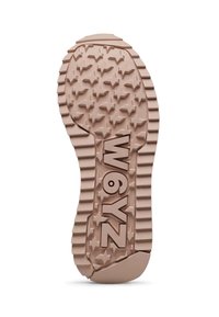 Suola delle scarpe in gomma marrone chiaro con un motivo a stella, lati scanalati per una migliore aderenza e il marchio "W6YZ" in rilievo.